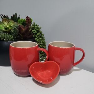 Le Creuset Cerise Red Set of Mugs & matching Heart Pinch Bowls NEW
